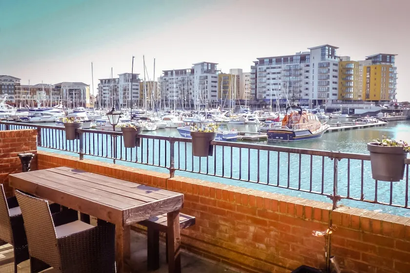 Beautiful Dawn - relax with stunning marina views - Image 1