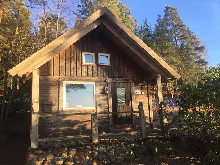Beach cabin directly on Lake Sävsjön, rowboat - Image 1