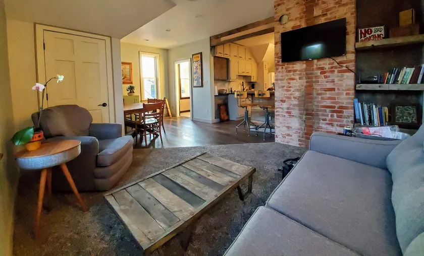 Down town artist suite - Image 1