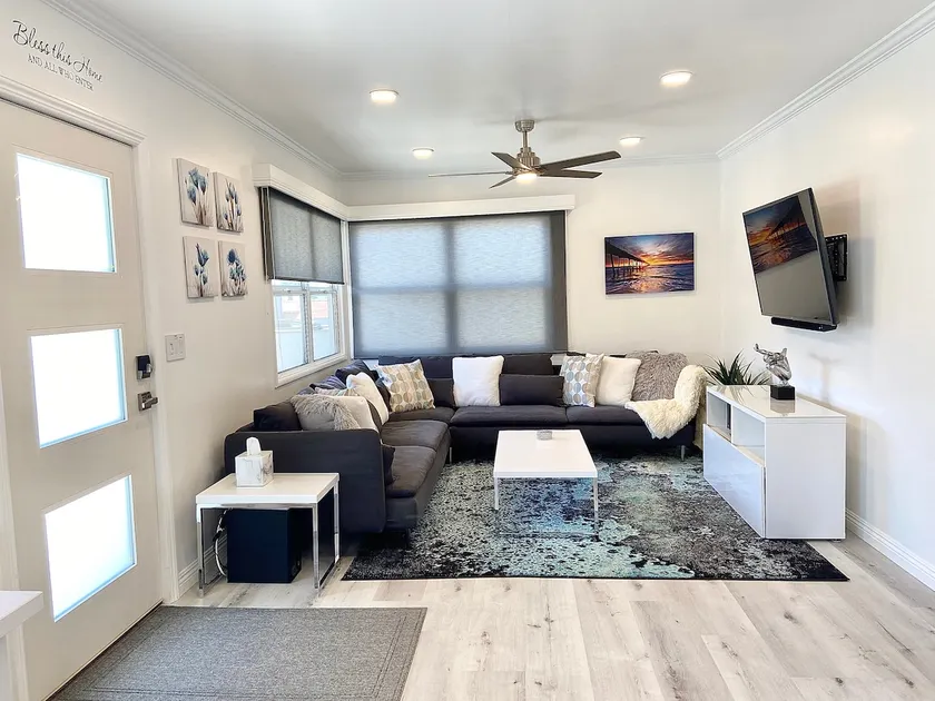 Beautiful Beach Retreat in Heart of Town - 2blks to Beach - Image 1