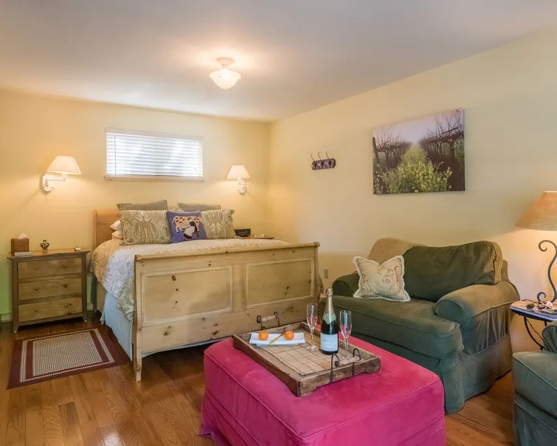 Cozy Queen Cottage - Image 1