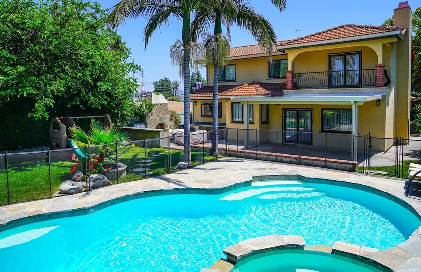Gorgeous Villa with Private Heated Pool - Image 1