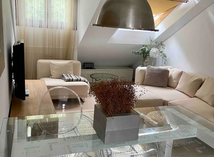 A charming attic apartment in the heart of the port - Image 1