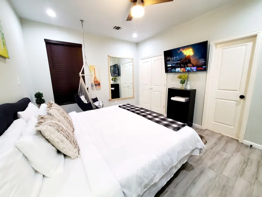 Delightful Private Suite Escape - Image 1