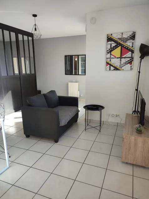 Cozy studio apartment/fan/free parking/near center - Image 1