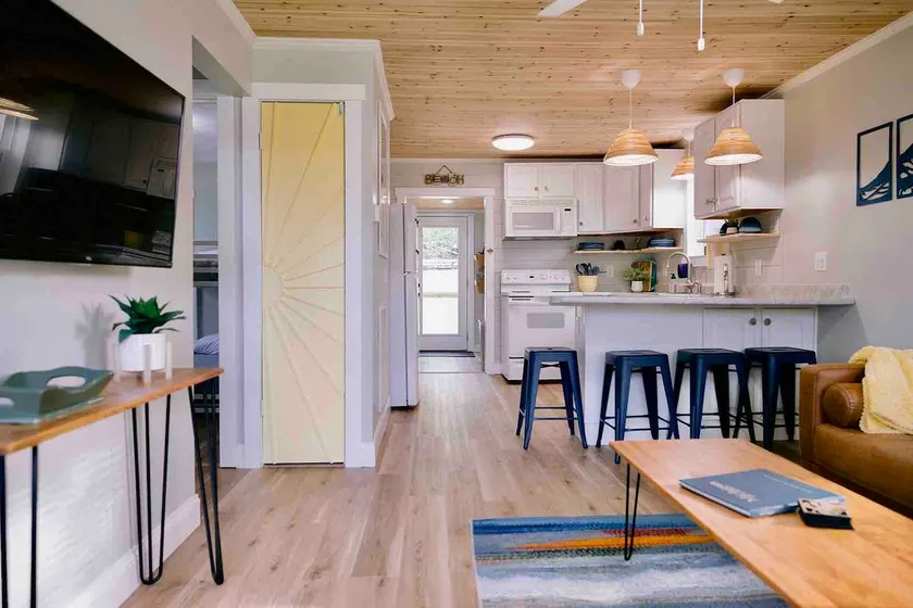 Freshly Renovated 1940s ”Sunshine Park Cottage” - Image 1