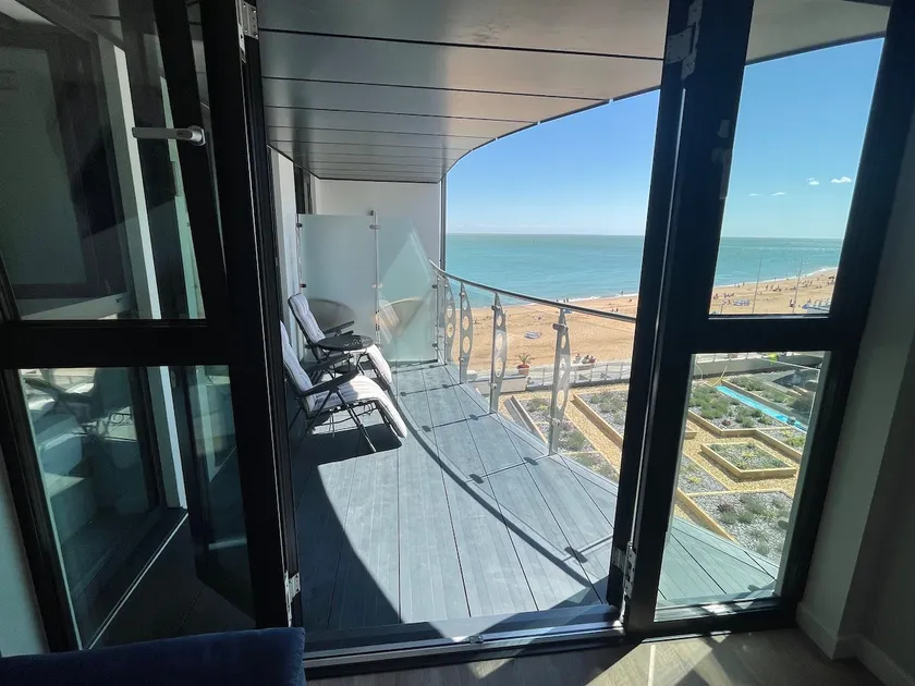 Beachside: New two bedroom apartment with parking - Image 1