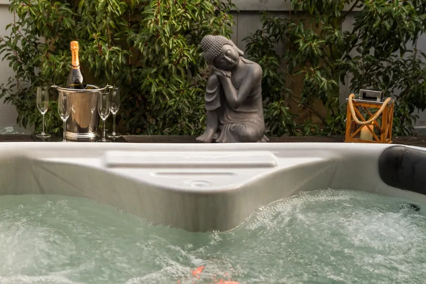 New 2023 mini moon luxe with hot tub copper bath - Image 1