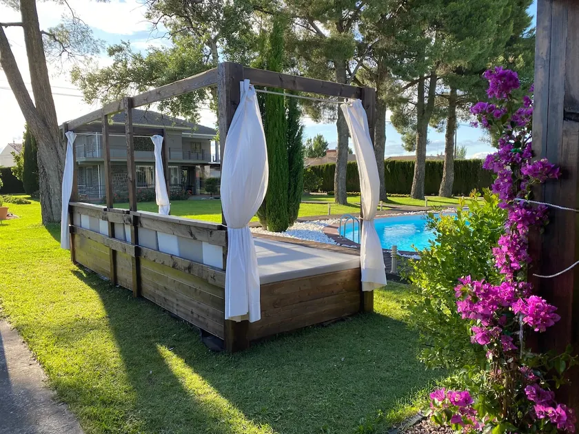 Lyxvilla med detaljer dekorerad pool - Image 1