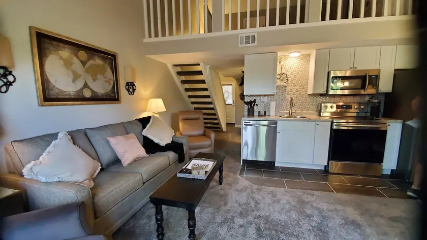 Lake View/Comfy beds! Fresh remodel..3 mi to Strip - Image 1