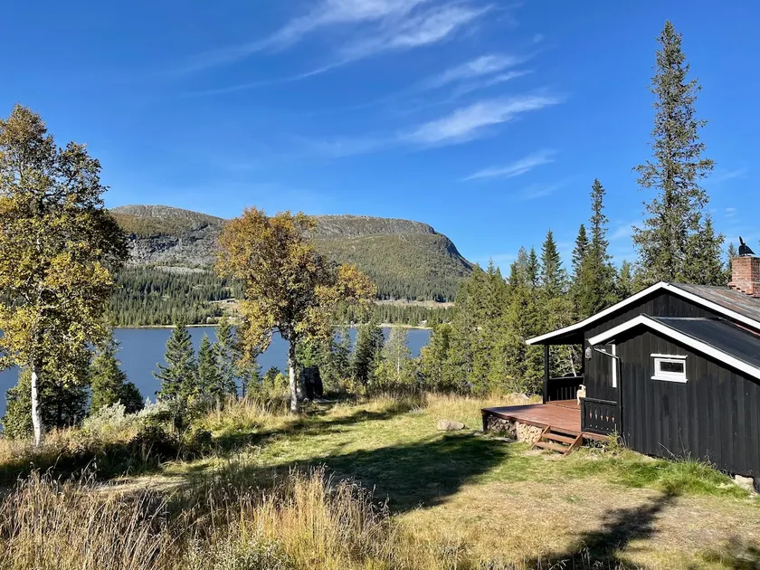 Basic cabin with amazing scenic lake and mountains - Image 1