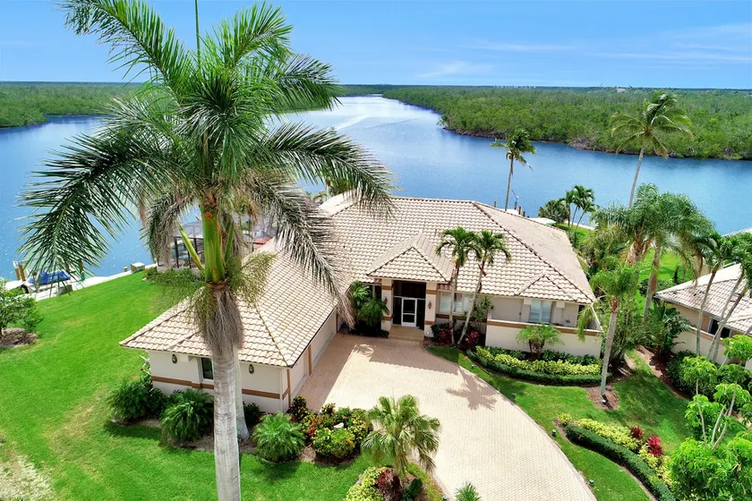 125 PRIVATE HALF ACRE WATERFRONT SANCTURARY ESTATE - Image 1