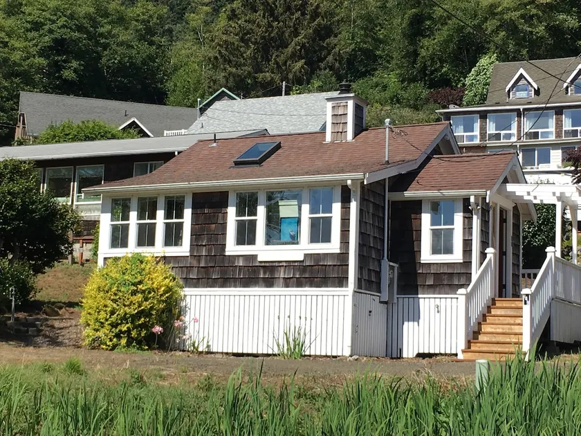 Trillium Cottage-Hot tub- Woodstove-Walk to Town - Image 1