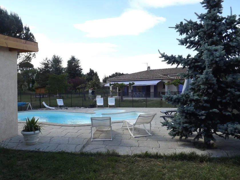 Heated pool and jacuzzi May 15 – September 20, enclosed property - Image 1
