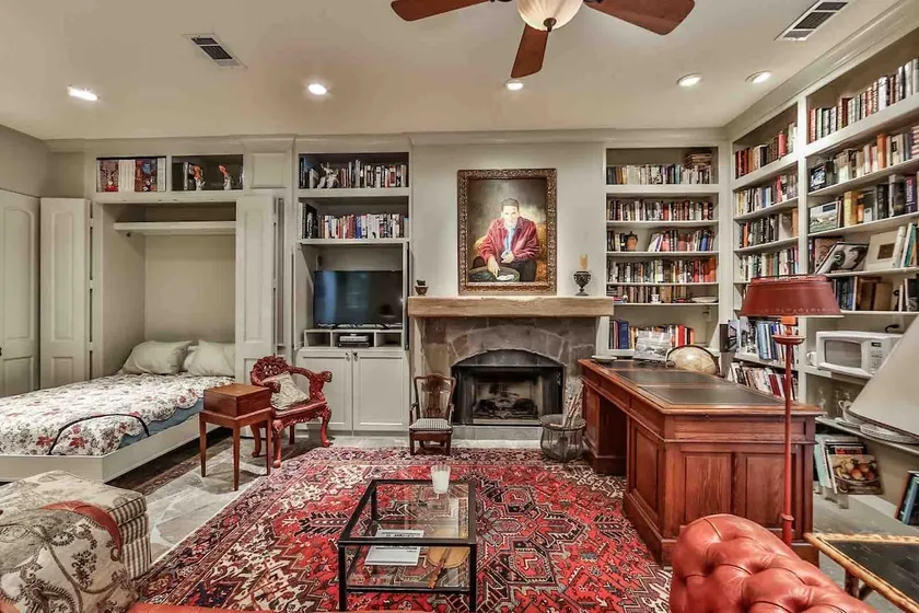 Artist's Library with a Private Swimming Pool - Image 1