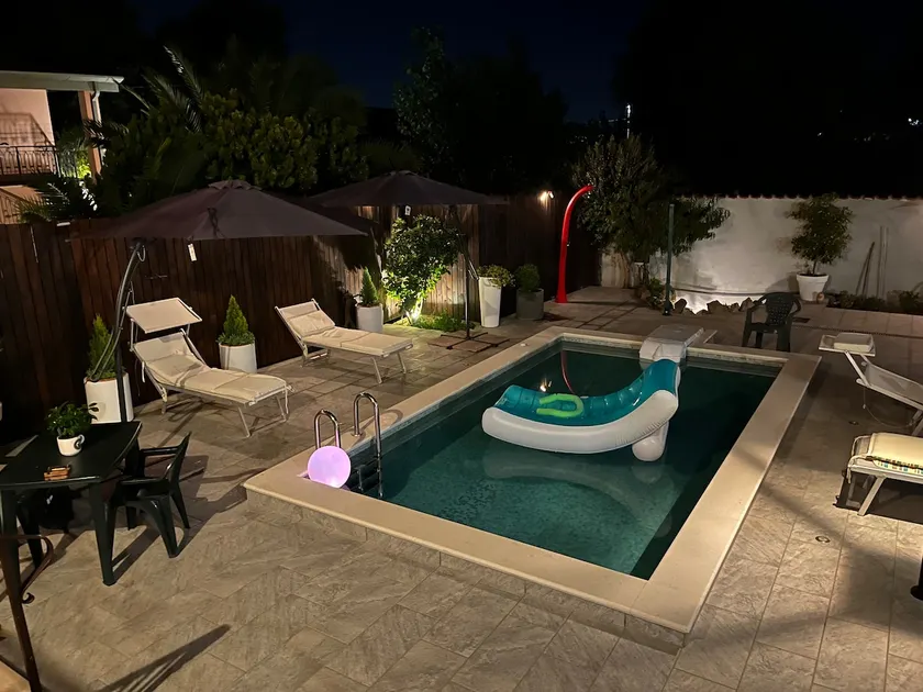 Apartment with a pool - Image 1