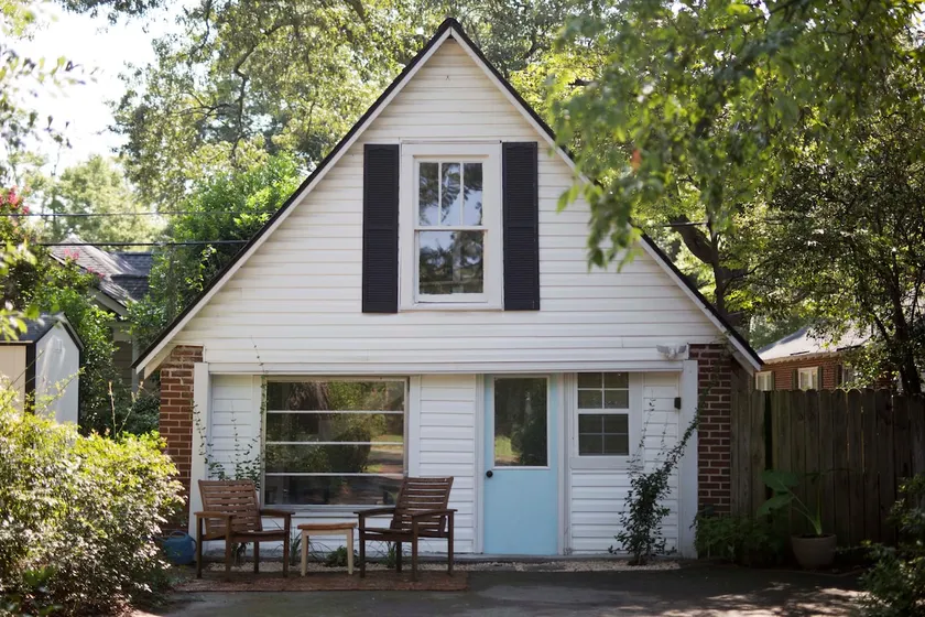 Vintage Rosewood Carriage House - Image 1