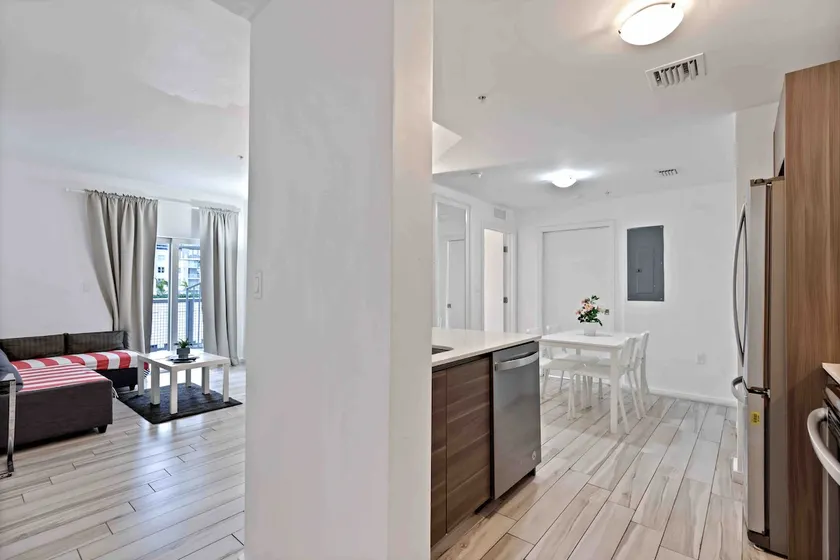 Modern 1BR Apt In Edgewater Free Parking - Image 1
