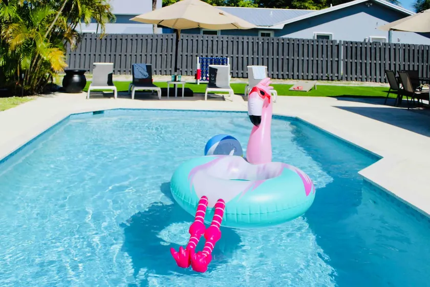 2 miles to Beach, House+Guest House+Heated Pool - Image 1