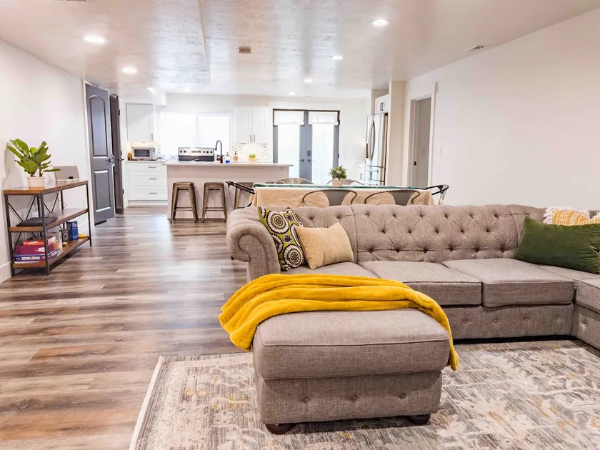 ElevatedCOMFORT/FamilyFRIENDLY/2bdr/5bed/Bsmnt Apt - Image 1