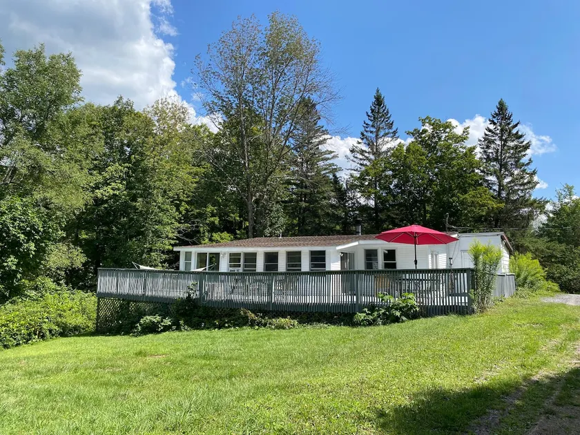 Cosy 3 bed, 2 bath, large deck, near lake & hikes - Image 1