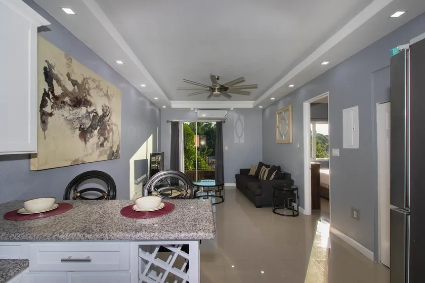 Luxurious 1-Bedroom Apartment in Heart of Kingston - Image 1