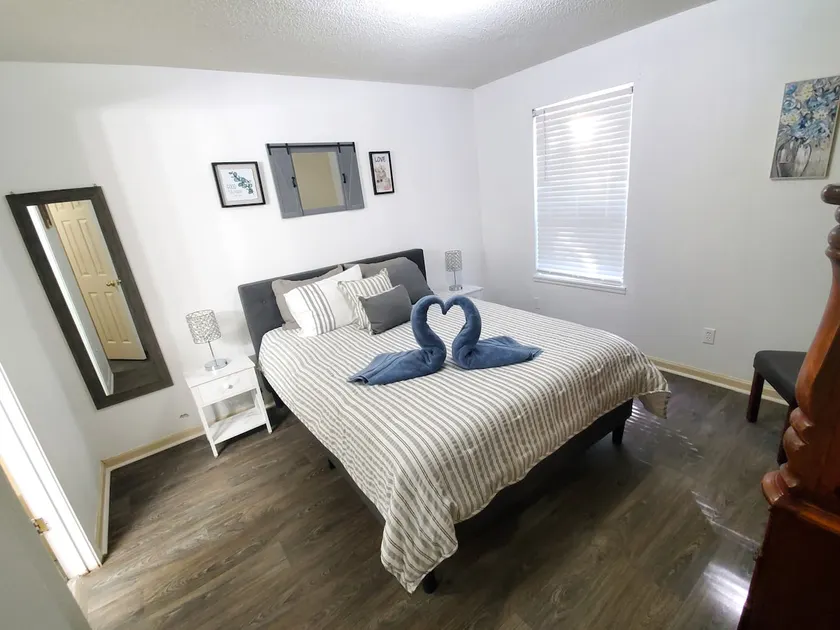 Lovely and spacious, 2 bedrooms and 2 bathrooms - Image 1