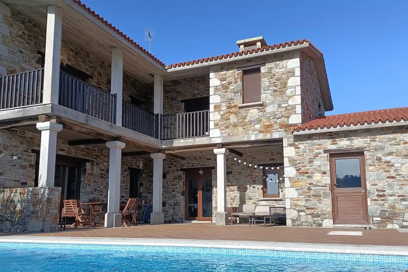 Cottage with pool near the beach - Image 1