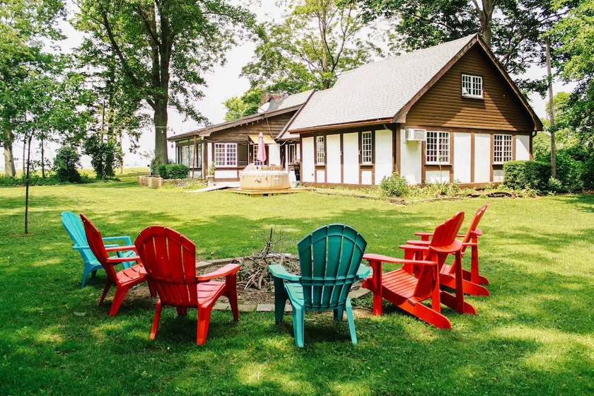 Beachfront Family Escape on Lake Erie - Image 1