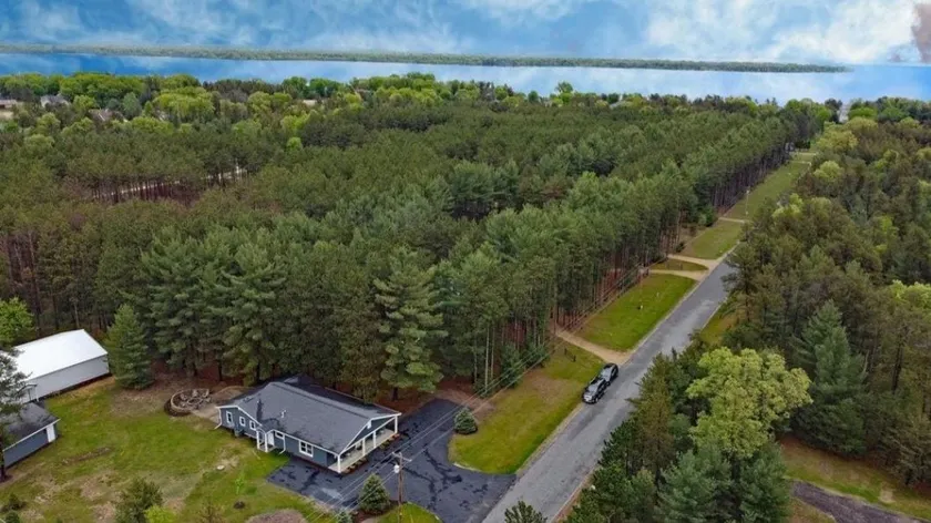Beautiful 3 Bedroom Home near Lake and Night Life! - Image 1