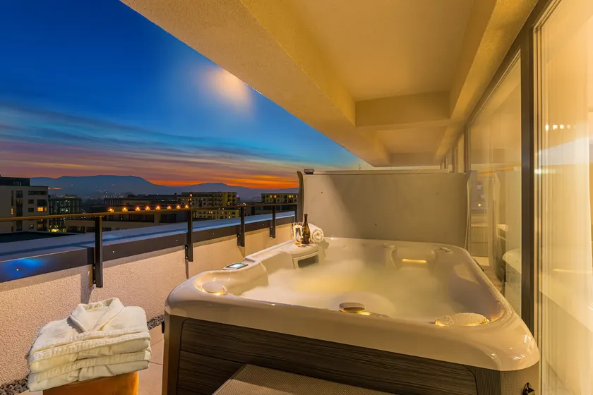 Penthouse three bedroom apartment with terrace - Image 1