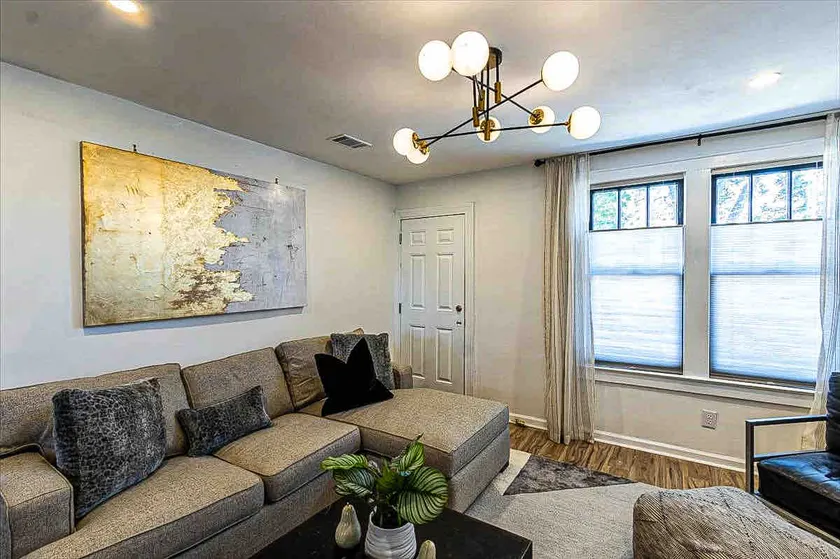 Charming, modern, 2nd floor home-away-from-home - Image 1