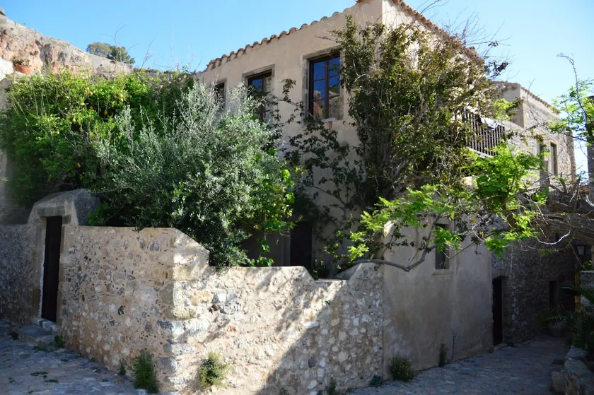 NEFELI castle stone house inside the fortress - Image 1