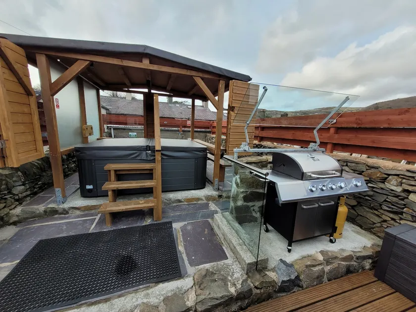 Llanberis Summer House with Hottub and sauna. - Image 1