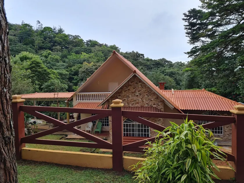Luxurious country house, pleasant climate, with fireplace, jacuzzi, pool table, barbecue area, fire pit and more... - Image 1
