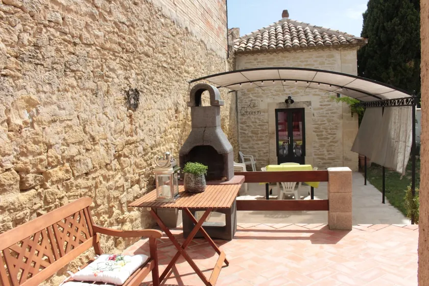 House with garden, 10 minutes from Avignon - Image 1