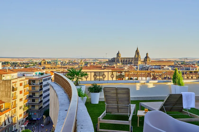 Centrally located penthouse with views, Wi-Fi + A/C, 2 bedrooms - Image 1