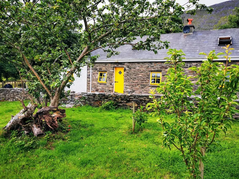 Cottage Skelligs Coast, Ring of Kerry - Image 1