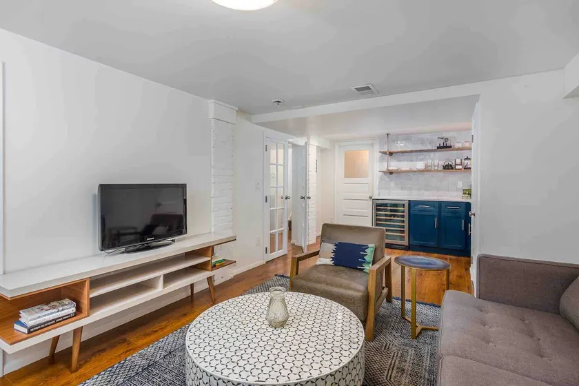 Spacious 2 bedroom private suite close to downtown - Image 1