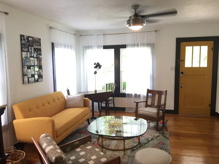 Mid Century flair/ renovated Cottage in Downtown - Image 1