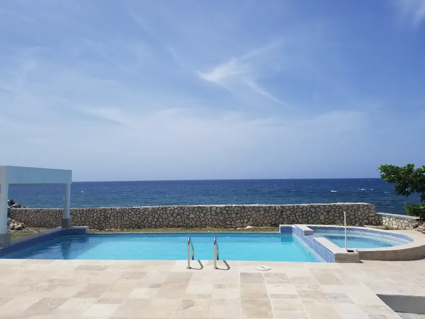Gorgeous 1 bedroom overlooking the Ocean and Pool. - Image 1