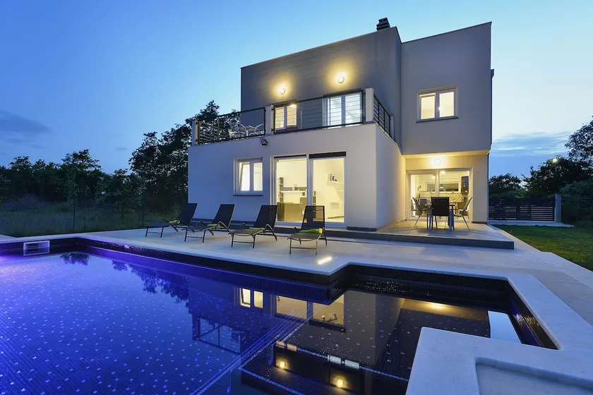 Beautiful detached modern house - Image 1