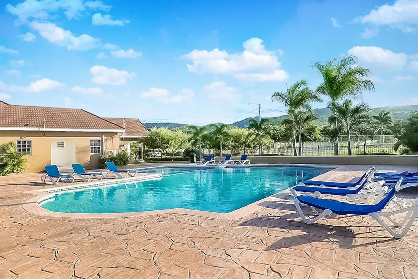 ★New! Modern & Luxurious Suite✔King Bed✔Pool✔Gym★ - Image 1