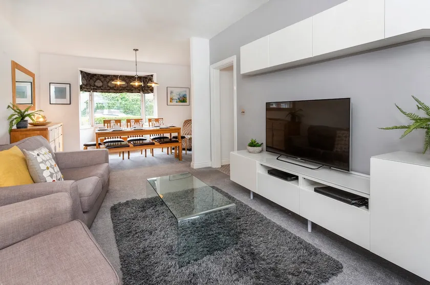 Woodlea House with Free Parking - Image 1