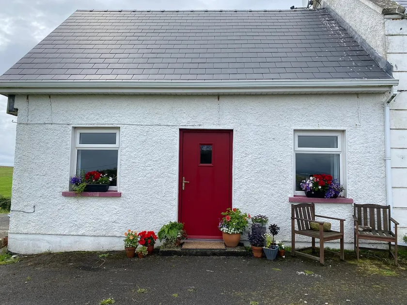 Fuchsia Cottage quaint rural seaside escape - Image 1