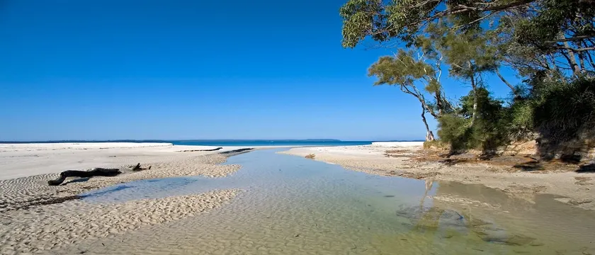 Walk to white sandy beach and shops, Pet friendly - Image 1