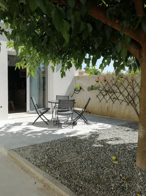 Charming apartment with a shaded terrace. - Image 1