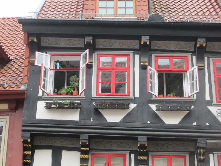 Studio-apartment in historic building (1620) - Image 1