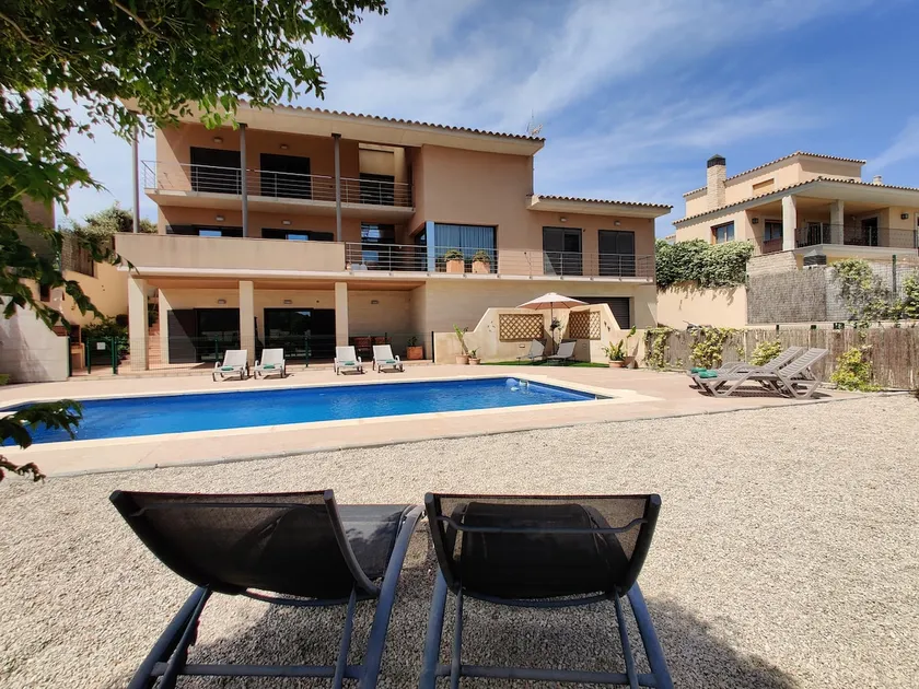 Quiet Studio Apartment with Swimming Pool - Image 1