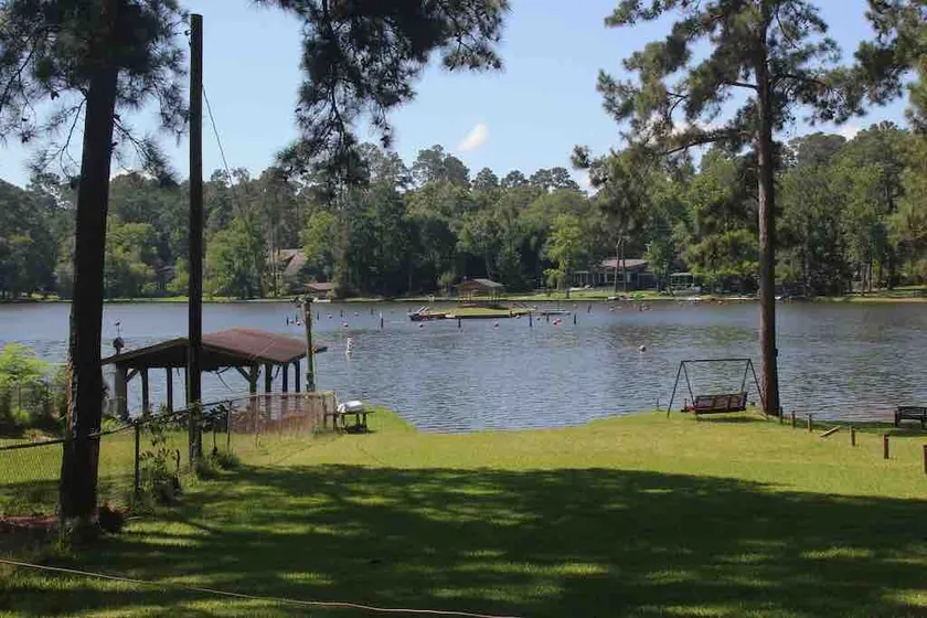 PRIVATE LAKE GETAWAY🎣 Swimming, Fishing & Relaxing at Charming Lakeside Bungalow - Image 1